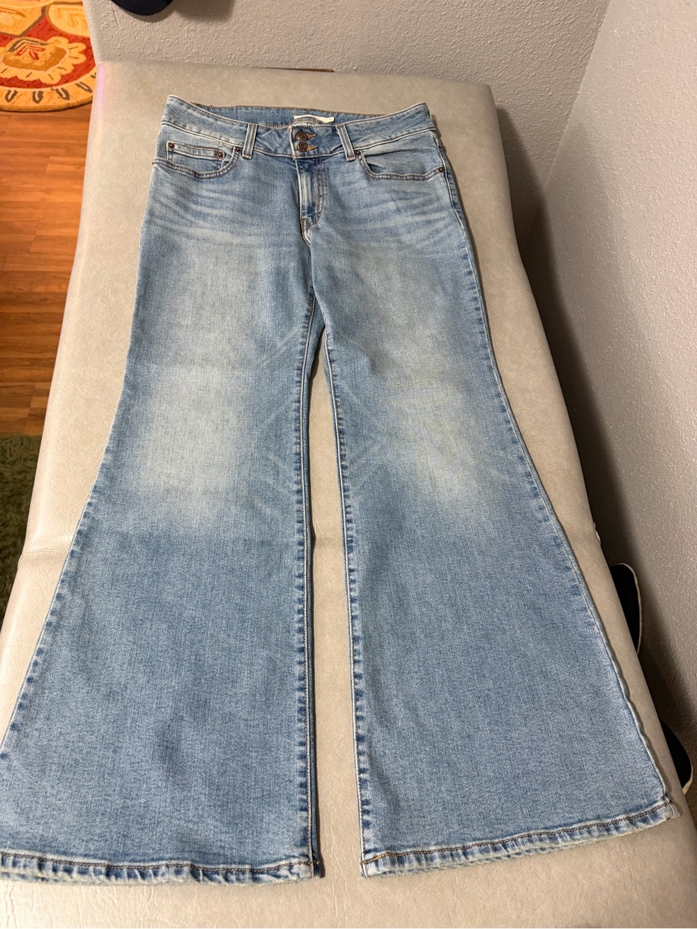 🔥🔥NWOT  Levi’s Superlow Flare Jeans. Size 31